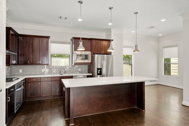 Photo - 742 W 24th St