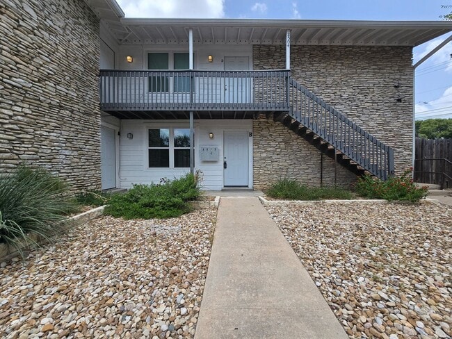 Building Photo - 2504 Manor Cir Unit B