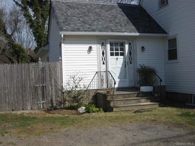 Building Photo - 117 Blydenburgh Ave Unit B