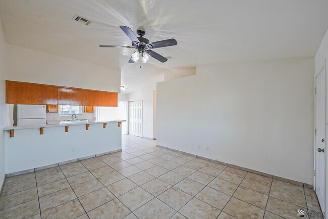 Photo - 587 E Jefferson St