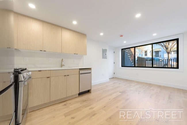 Newly Renovated 2 Bedroom in Bushwick - Newly Renovated 2 Bedroom in Bushwick