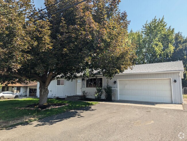 Building Photo - Large 4 bedroom 2.5 bath Orchards house wi...