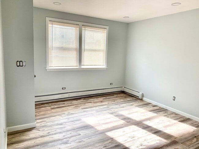 Photo - 186 Commercial St