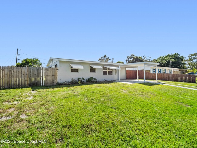 Building Photo - 2033 Robinhood Dr