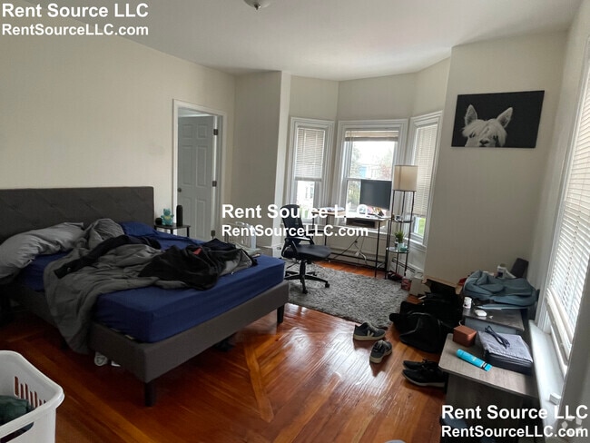 Building Photo - 92 Newton St Rental