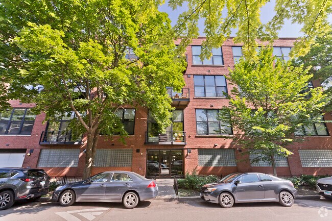 Building Photo - 2210 W Wabansia Ave Rental