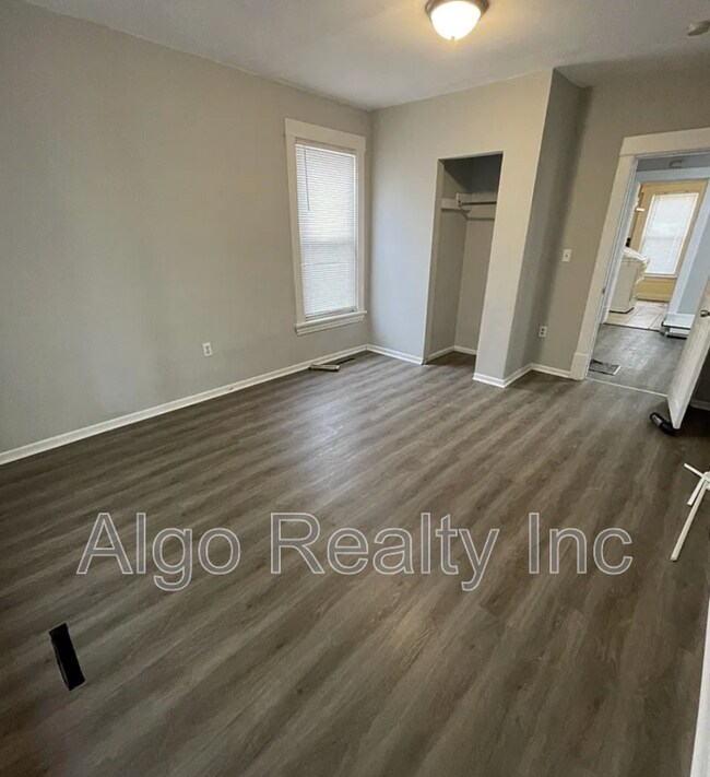 Photo - 2211 Queen Ave N