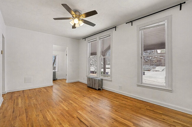 Living room with foyer - 2122 Hooker St
