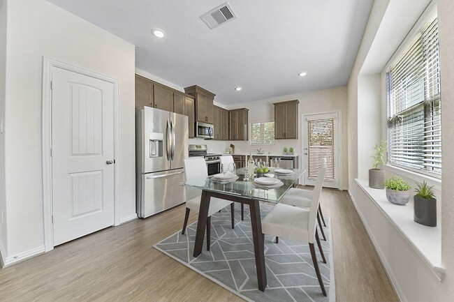 Photo - 115 Silver Sky St