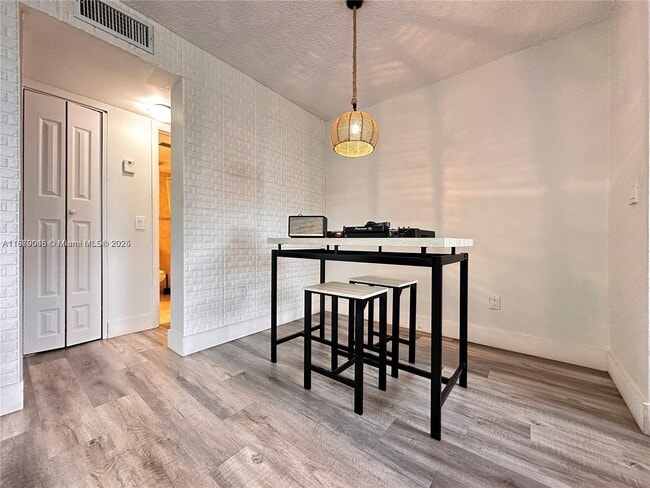 Photo - 1801 S Treasure Dr Unidad 404