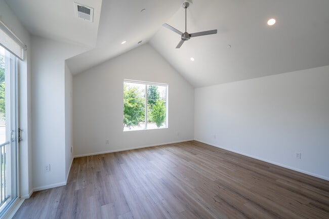 915/917 Second Floor Unit