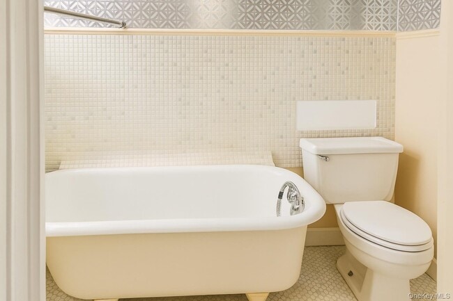 Photo - 47-18 39th Pl