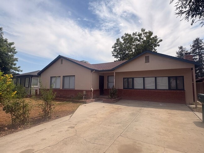 Building Photo - 1433 E Sequoia Ave
