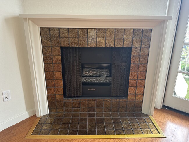 Gas Fireplace - 1837 Midvale Ave
