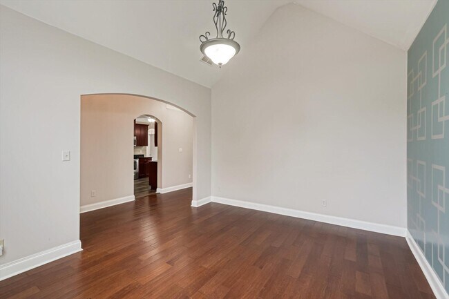 Photo - 219 Kickham Ln