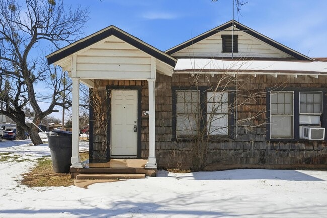 Building Photo - 702 Grape St