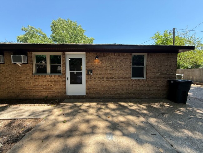 Building Photo - Spacious Duplex!