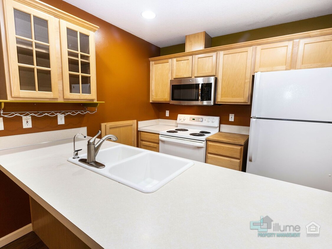 Bright & Spacious 2-Bedroom End Unit Townh... - Bright & Spacious 2-Bedroom End Unit Townh...