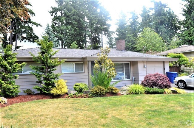Building Photo - Gorgeous well maintained 4 bed house avail...