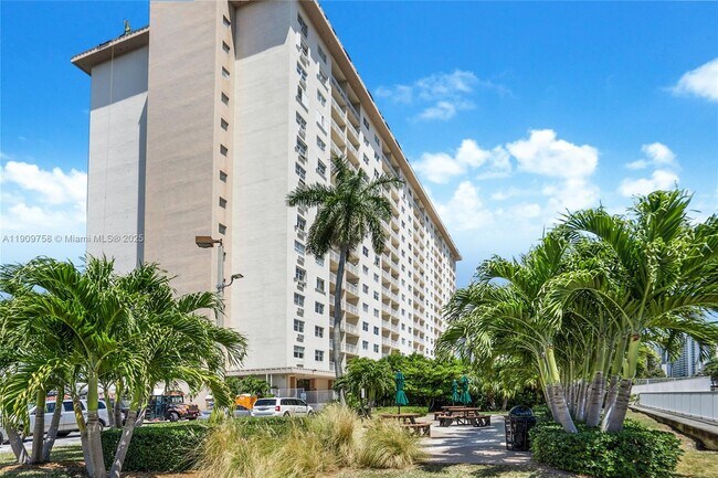 Building Photo - 400 Kings Point Dr Unit 1502