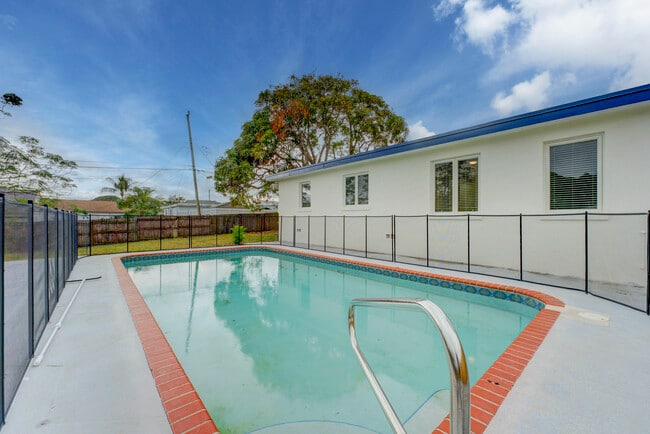 Photo - 840 Bradley St
