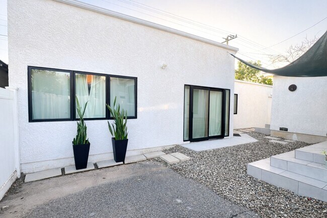 Building Photo - 3636 Gardenia Ave Unit 3636 Gardenia Ave