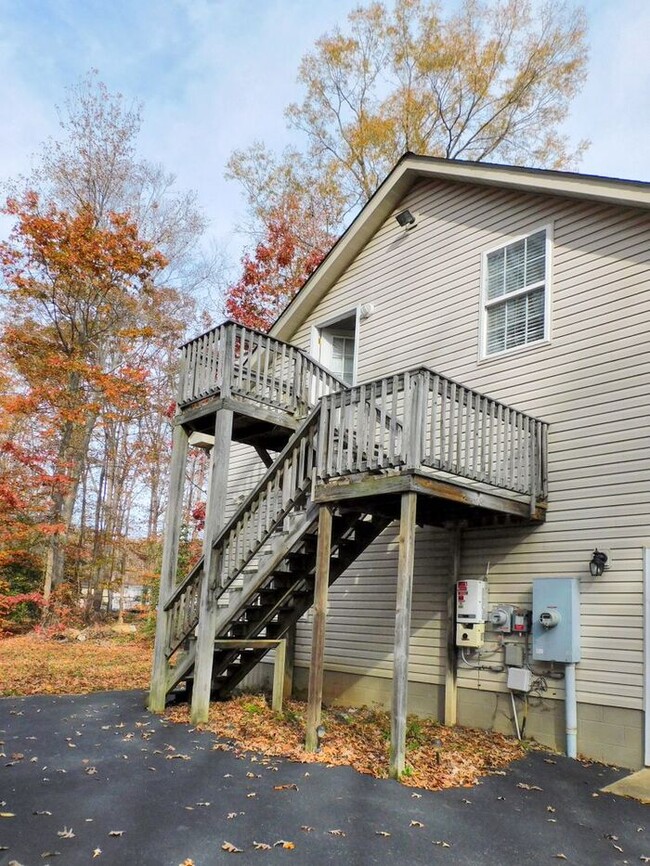 2-bedroom apartment over garage - 2-bedroom apartment over garage