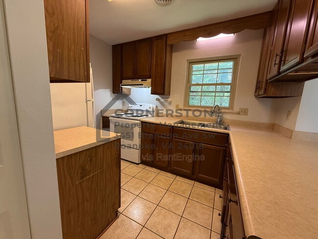 Photo - 713 Lakeview Cir
