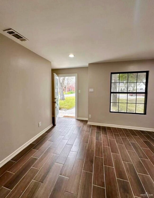Photo - Beautiful and cozy single family home located in the Mcallen Arts District - AVAILABLE SEPTEMBER 1st