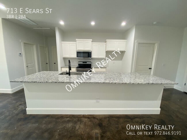 Photo - 713 E Sears St