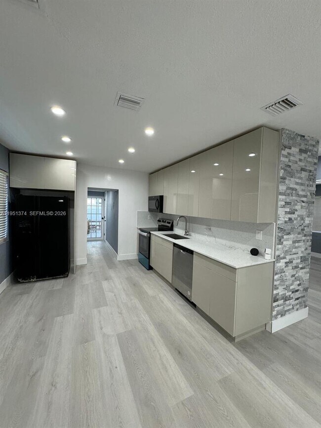 Photo - 635 N 28th Ave