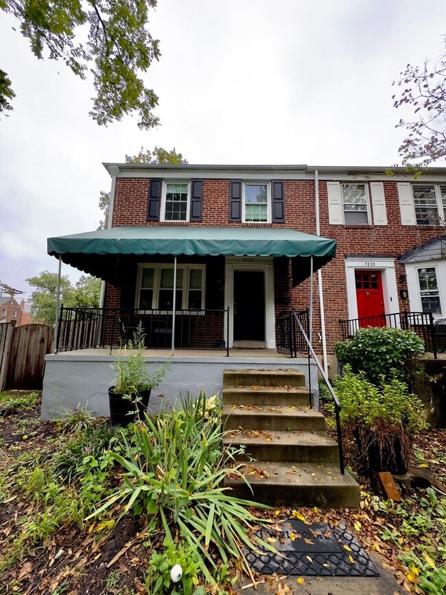 Building Photo - Charming 3 Bedroom/2 Bathroom Townhome in ...