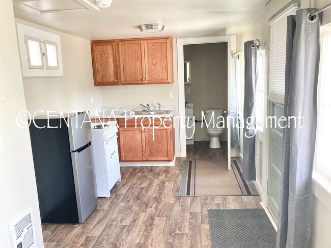 Photo - 618 E 4th St Unidad Studio House