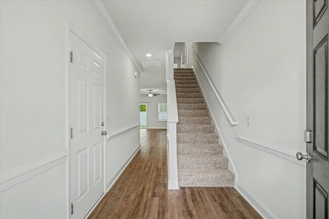 Photo - Like New 3 Bed, 2.5 Bath End Unit Townhome in Richmond Hill