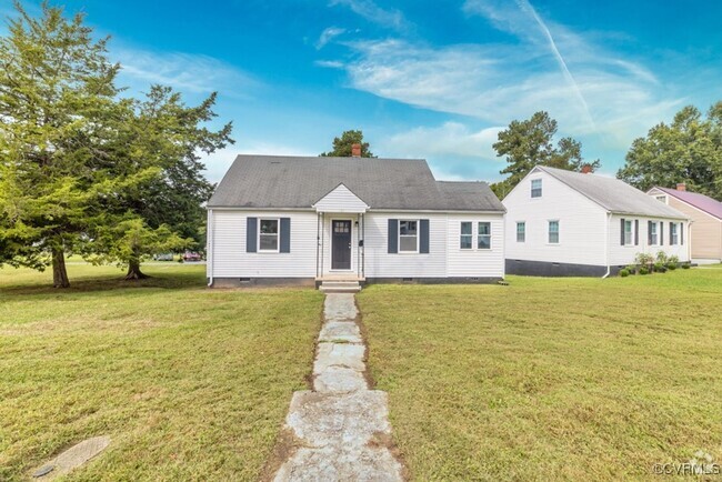 Building Photo - Newly Renovated 4-Bedroom Home in Town of ...