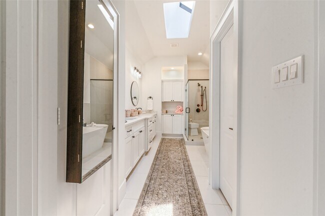 Building Photo - 5233 Darling St