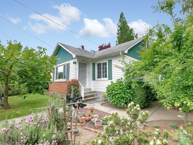 Building Photo - Amazing vintage 2-bdrm/2-bath Cully home—G...