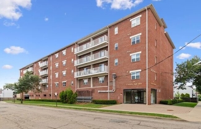 Building Photo - Modern 2BR / 2BA Condo with Balcony & Parking at Union Square – Hackensack Unit APT 310