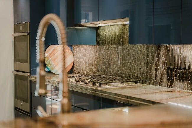 Photo - 1124 Dilworth Crescent Row