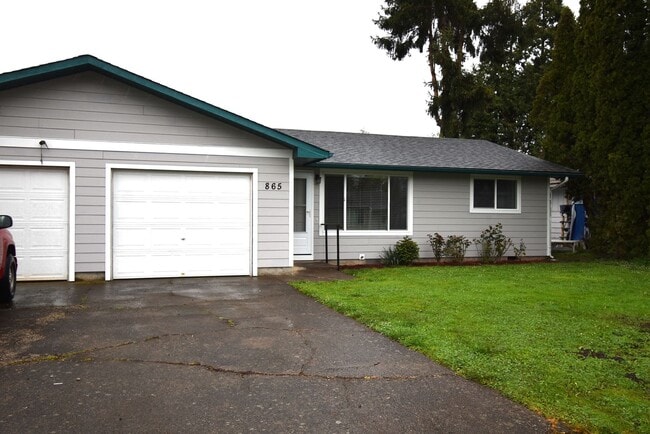 Photo - Well kept duplex with garage. Unit 865 E St.