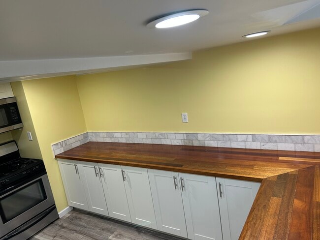 Large butcher block kitchen - 2541 Bittersweet Ln