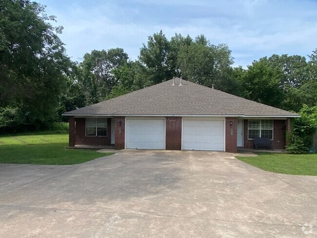 Building Photo - Adorable Duplex with Country Like Setting! Rental