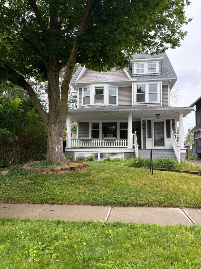 5 Bedroom Single Family House - 5 Bedroom Single Family House