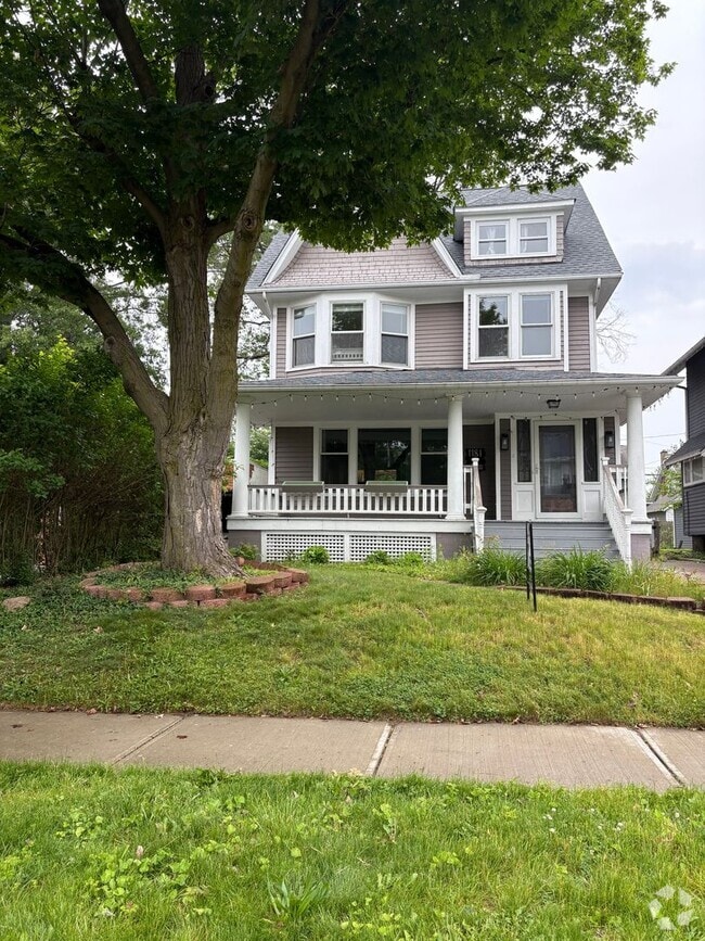 Building Photo - 5 Bedroom Single Family House