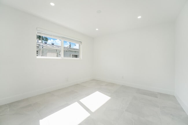 Building Photo - 857 W 34th St