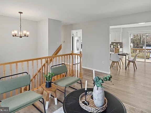 Sala de estar en la planta superior con vista al comedor/cocina. - 5005 Apache St