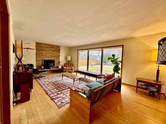 Photo - 1708 Pleasant St