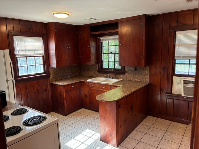 Photo - 215 W Jasper St