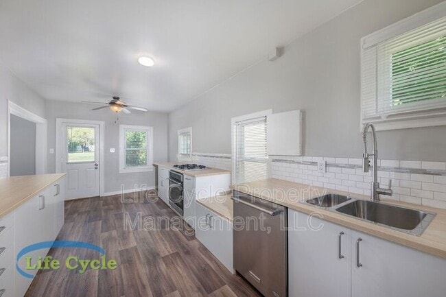 Photo - 1314 Beechwood St NE