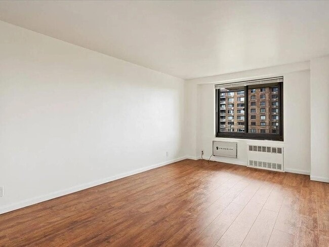 Photo - 185 Hall St